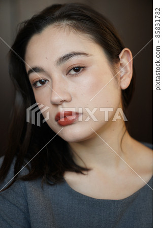 Chic female portrait 85831782