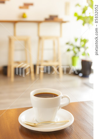 Relax at the cafe (vertical) Relax at the cafe (vertical) 85832052