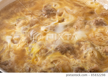 煮熟的牛肉飯碗 85832298
