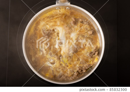 Beef and rice bowl being cooked 85832300