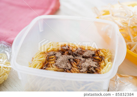 在麵條袋上撒上粉醬 85832384
