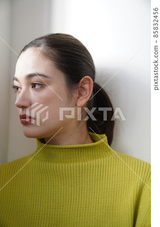 黃色針織的女性 85832456