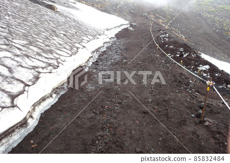 雪季的富士山步道 雪季的富士山步道 85832484
