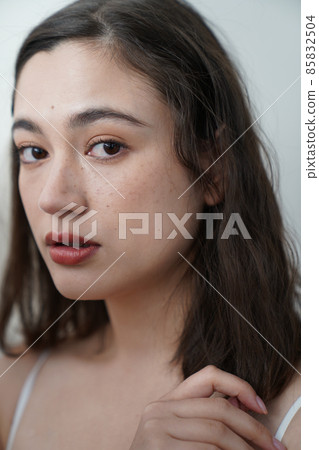 有雀斑的女人的肖像 有雀斑的女人的肖像 85832504
