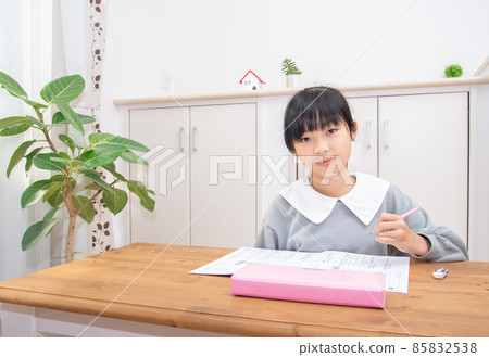 Left-handed elementary school girl 85832538