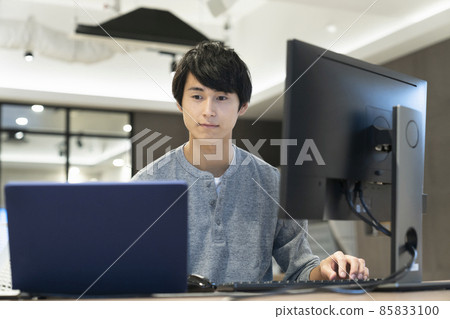 Young man working on a PC Photo cooperation: WEEK Shibadaimon (Sun Frontier Fudousan) 85833100