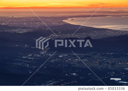 The sea of Shonan at dawn seen from the summit of Mt. Fuji 85833336