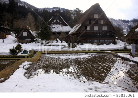 Gassho-zukuri with snow 85833361