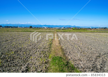 Near Sugama, Kawagoe City, rural scenery and the Chichibu mountain range, autumn scenery 85834313