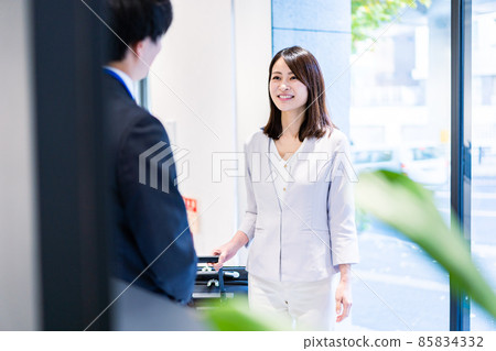 年輕女子與酒店工作人員交談 年輕女子與酒店工作人員交談 85834332