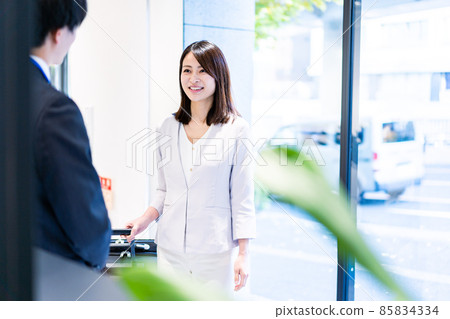 年輕女子與酒店工作人員交談 85834334