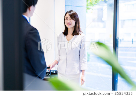 年輕女子與酒店工作人員交談 年輕女子與酒店工作人員交談 85834335