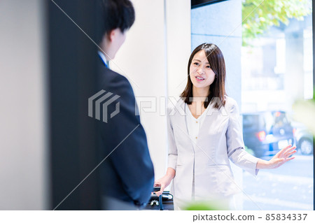 年輕女子與酒店工作人員交談 年輕女子與酒店工作人員交談 85834337