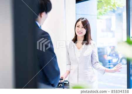 年輕女子與酒店工作人員交談 85834338