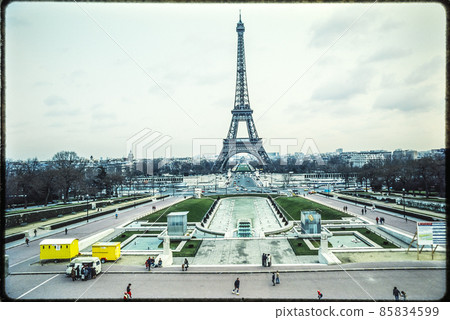 Eiffel Tower seen through the Trocadero Gardens fountain 85834599