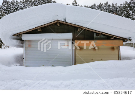 被雪掩埋的倉庫 85834617