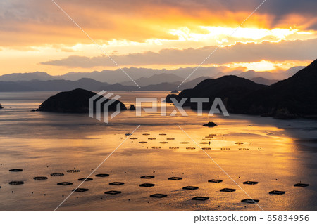 夕陽下閃耀的熊野灘的夜景[從三重縣大樹町鹽濱山村廣場出發] 85834956