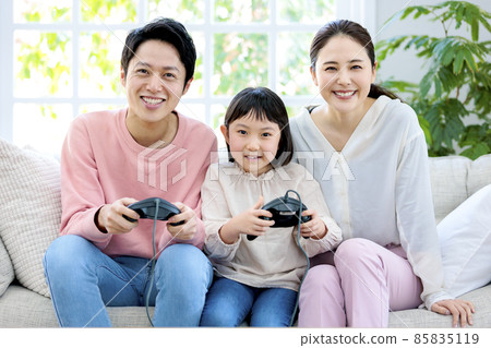 一家三口享受遊戲的家庭時光 85835119