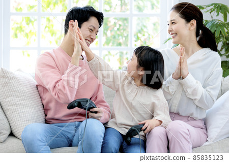 一家三口享受遊戲的家庭時光 85835123