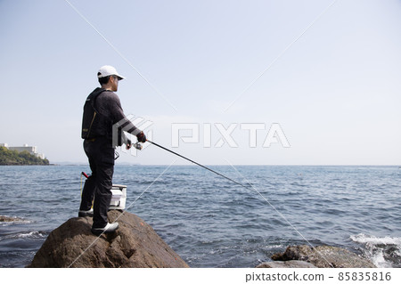 一個在岩石海岸釣魚的人 一個在岩石海岸釣魚的人 85835816