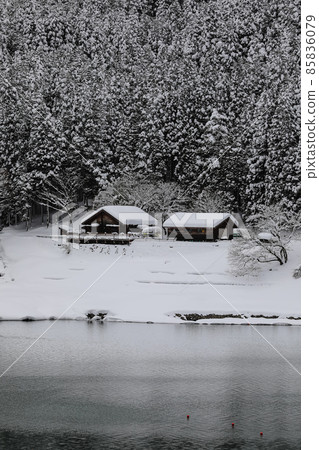 House on the shore of a snowy mountain ③ House on the shore of a snowy mountain ③ 85836079