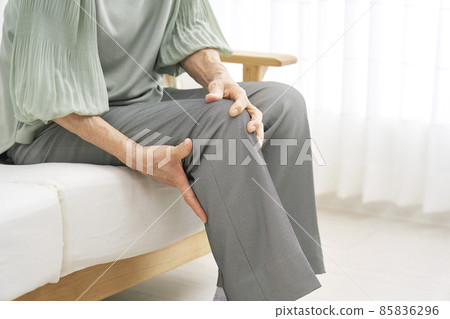 Elderly knee pain without face 85836296