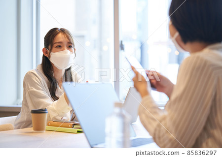 年輕女性咖啡館合作共享辦公室 85836297