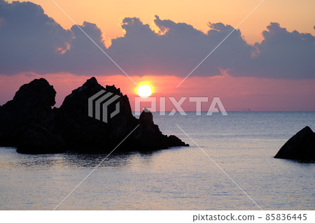 中林海岸的麻雀班也是岩石海岸和朝日 中林海岸的麻雀班也是岩石海岸和朝日 85836445