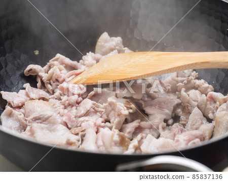 用鐵鍋炒豬肉 85837136