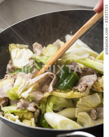 在鐵鍋中煎兩次煮熟的肉 在鐵鍋中煎兩次煮熟的肉 85837155