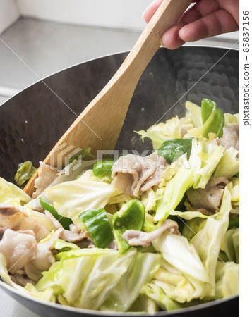 在鐵鍋中煎兩次煮熟的肉 在鐵鍋中煎兩次煮熟的肉 85837156