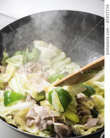 在鐵鍋中煎兩次煮熟的肉 85837158