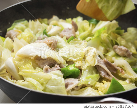 Fry the twice-cooked meat in an iron wok 85837164