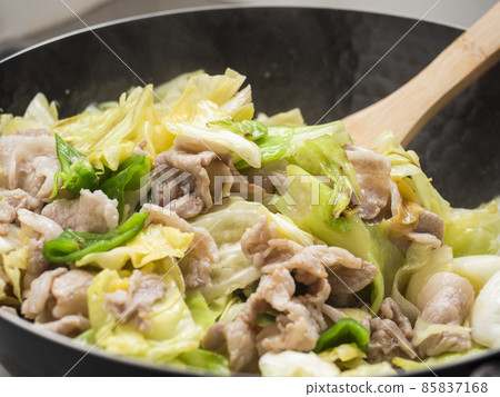 Fry the twice-cooked meat in an iron wok 85837168