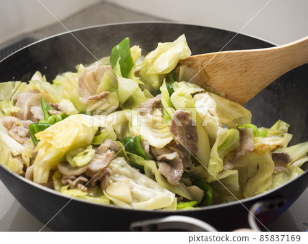 Fry the twice-cooked meat in an iron wok 85837169