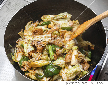 Fry the twice-cooked meat in an iron wok 85837226