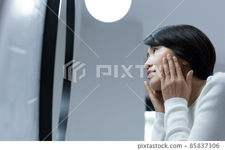 看皮膚的女性 85837306