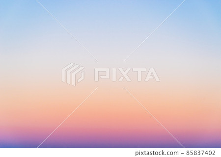 黃昏東方天空的漸變 明亮且高度飽和 85837402