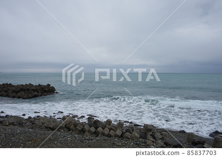 Winter coast Motoyashiki, Asahi Town, Toyama Prefecture 85837703