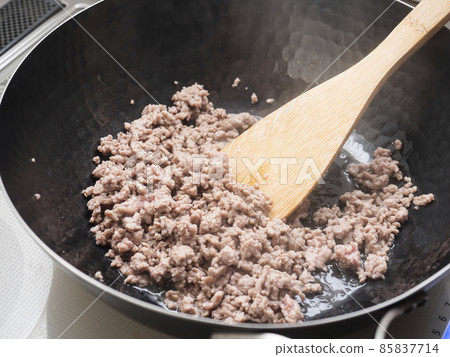 Fry the minced meat in an iron wok Fry the minced meat in an iron wok 85837714