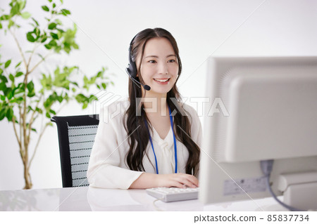 在辦公室工作的年輕操作員 85837734