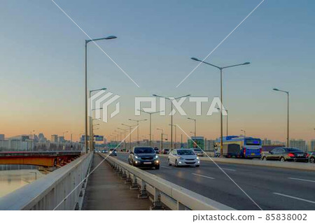 Vehicles running on Seongsu Bridge Vehicles running on Seongsu Bridge 85838002
