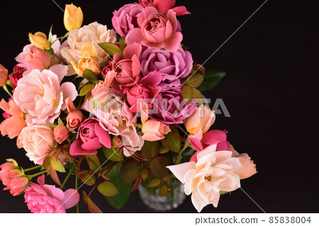 Bouquet of roses, black background 85838004