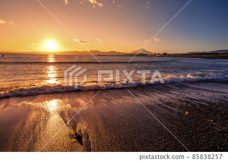 Sunset and Mt. Fuji seen from the Chigasaki coast in Kanagawa prefecture 85838257