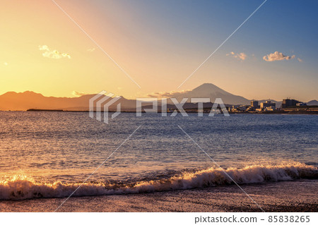 Sunset and Mt. Fuji seen from the Chigasaki coast in Kanagawa prefecture 85838265