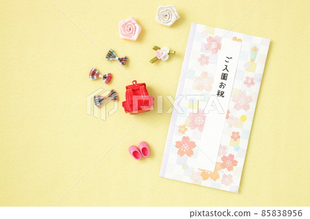 Celebration of admission (yellow background) | Gift bag and accessories (left space) 85838956