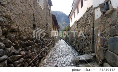 前往秘魯馬丘比丘途中的安第斯山腳下的 Ollantaytambo 村 前往秘魯馬丘比丘途中的安第斯山腳下的 Ollantaytambo 村 85839442