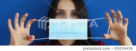 A model in a shirt shows a protective medical mask 85839456