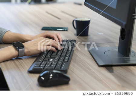 Hands of a young man working with a computer keyboard Photo cooperation: WEEK Shibadaimon (Sun Frontier Fudousan) 85839690