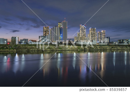 Evening view of the Tama River: Skyscrapers of Musashi Kosugi and reflection of light Nakahara Ward, Kawasaki City 85839857